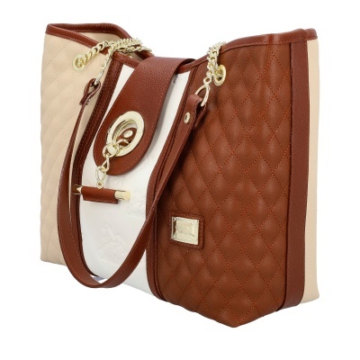 Mala de senhora castanha e bege com textura matelassê e alça em corrente dourada.