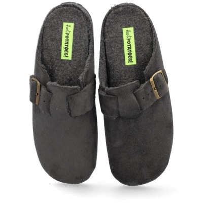 Chinelos cinza escuro em camurça com interior felpudo e fivela metálica