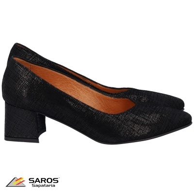 Sapatos pretos de salto médio quadrado com textura riscada e interior castanho claro