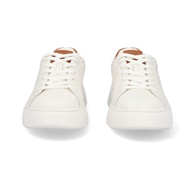 Ténis brancos com detalhe castanho na língua, vista frontal