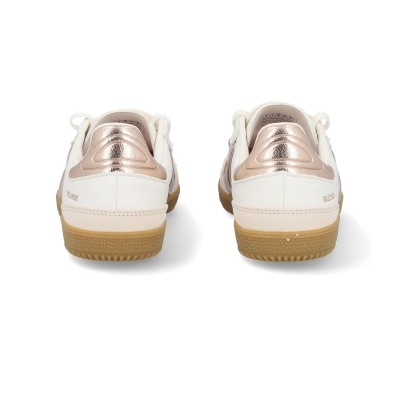 Par de sapatilhas brancas com detalhes rose gold vista de trás