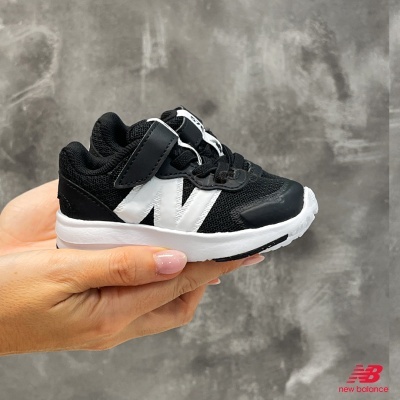 Tênis infantil preto e branco New Balance com fecho de velcro e atacadores