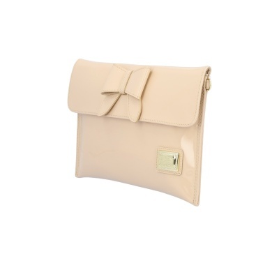 Bolsa bege com laço e placa metálica dourada