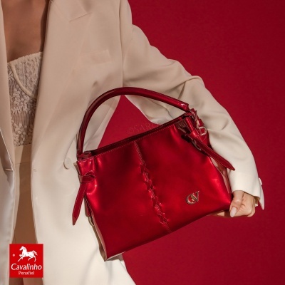 Mala de mão vermelha brilhante com detalhe metálico CV e costuras decorativas