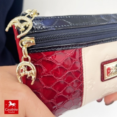 Carteira feminina Cavalinho vermelha, preta e bege com fechos dourados