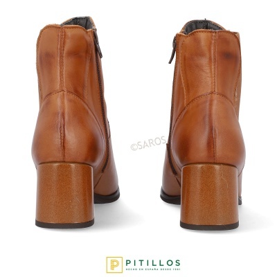 Botins castanhos de pele com salto quadrado médio e fecho de correr lateral