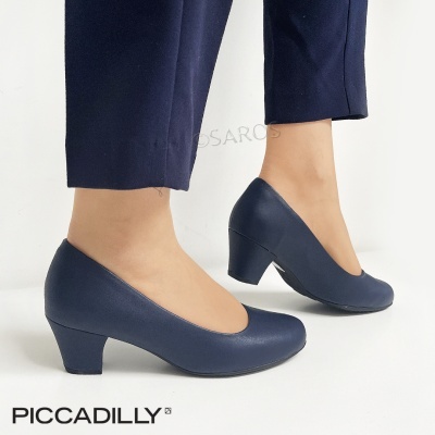 Sapatos de salto médio baixos em couro sintético azul escuro com calças azuis escuras