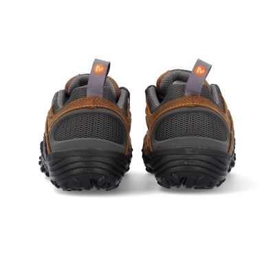 Sapatilhas castanhas e cinzentas para caminhada vistas de trás