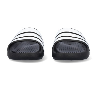 Chinelos desportivos pretos e brancos com três riscas pretas