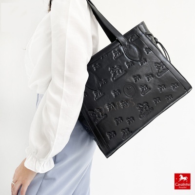 Mala de ombro preta em pele com padrão em relevo de cavalos