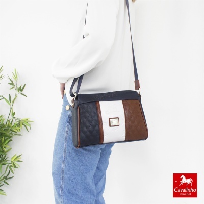Bolsa de ombro Cavalinho azul, branca e castanha em couro sintético com padrão matelassé