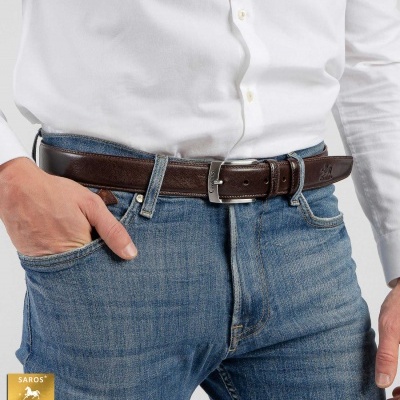 Cinto castanho em pele com fivela prateada usado com jeans azul e camisa branca