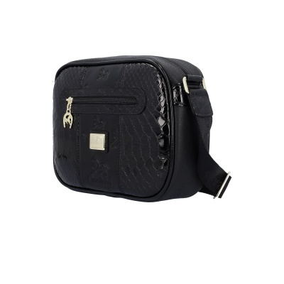 Mala preta de ombro com textura imitando pele de cobra e detalhe em metal dourado