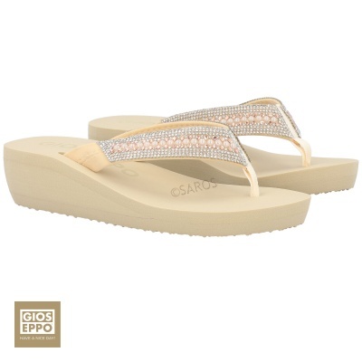 Chinelos bege com plataforma e decoração de pérolas e brilhantes