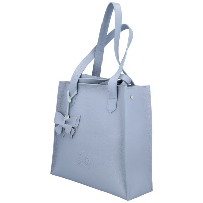 Bolsa de mão azul claro com alças duplas e detalhe de borboleta