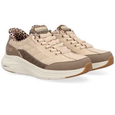 Ténis Skechers Slip-Ins bege e castanho claro com padrão animal print e sola branca.