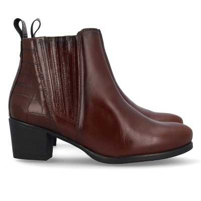 Botas ankle castanhas com padrão croco na parte traseira e salto quadrado preto