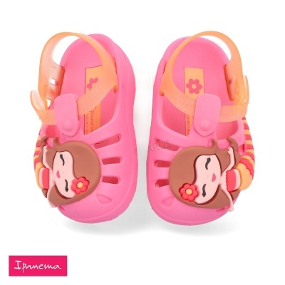 Sandálias de bebé rosa com decoração de rosto de menina