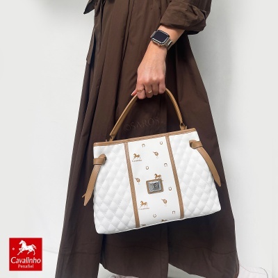 Mala Cavalinho branca e bege com padrão acolchoado, leve e elegante