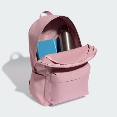 Mochila rosa com interior visível contendo livro azul e garrafa metálica