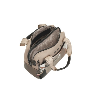 Mala de mão bege com padrão geométrico e interior com texto