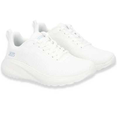 Ténis brancos Skechers com logo azul claro e sola texturizada