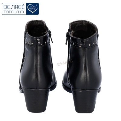 Botas pretas de pele com tacão médio e tachas metálicas