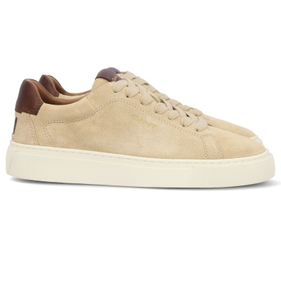 Ténis em camurça bege com sola branca e detalhes em pele castanha