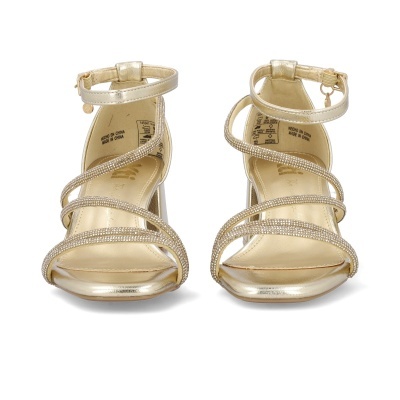 Sandálias douradas com tiras finas e pedras brilhantes.