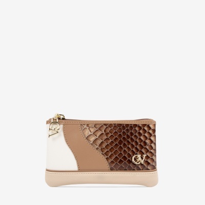 Bolsa de mão castanha com padrão pele de cobra e detalhes em bege com logótipo dourado CV