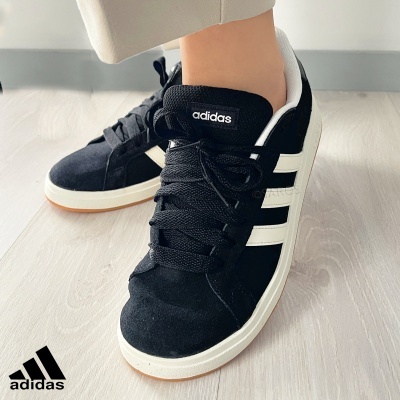 Ténis Adidas pretos com riscas brancas e sola branca