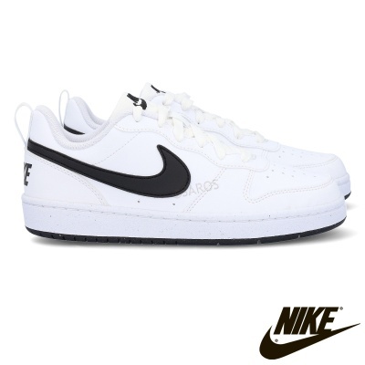 Ténis Nike brancos com logótipo preto na lateral