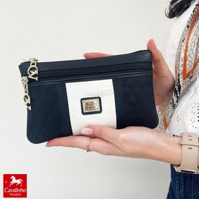 Carteira preta e branca da Cavalinho com fecho dourado