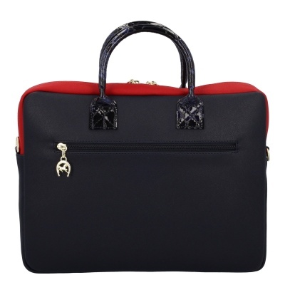 Mala preta e vermelha com alças em relevo animal e fecho dourado com pendente