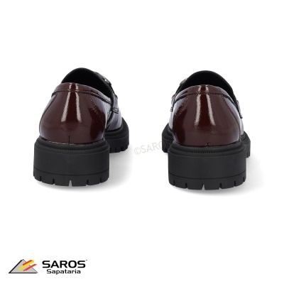 Par de mocassins em couro verniz castanho com sola preta grossa vistos de trás