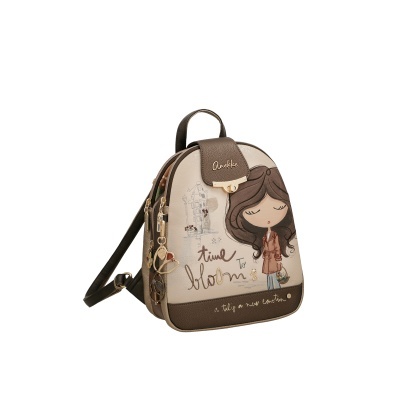 Mochila pequena castanha e bege com desenho de menina e texto decorativo