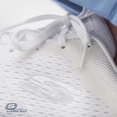 Ténis branco Skechers com malha e logótipo S na lateral