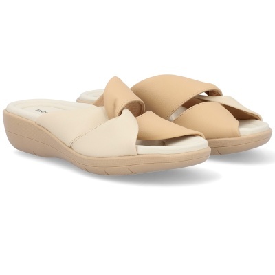 Chinelos femininos com tiras cruzadas em bege e creme sobre fundo branco