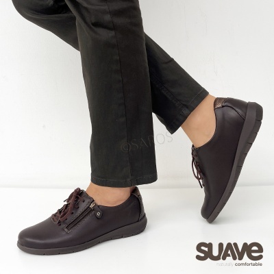 Sapatos masculinos castanhos escuros com atacadores e fecho zip lado, sola preta.