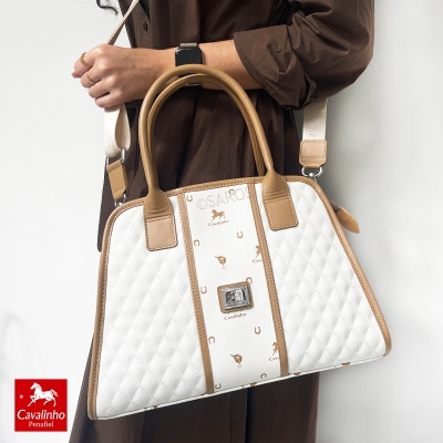 Mala de mão bege e branca Cavalinho com padrão acolchoado e detalhes em pele