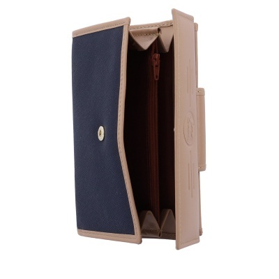 Carteira azul escura com acabamento bege aberta mostrando interior