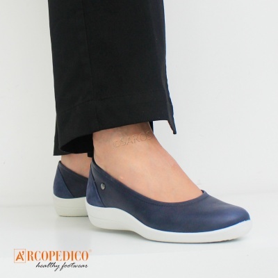 Sapatilhas azuis de pele com sola branca e calças pretas