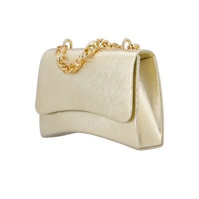 Mala creme em pele com alça de corrente dourada