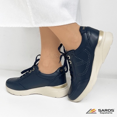 Ténis azuis de couro com sola branca e detalhe dourado