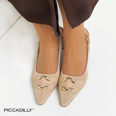 Sapatos femininos beges com salto médio e detalhes dourados