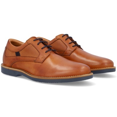 Sapatos em pele castanha com atacadores azuis e sola preta