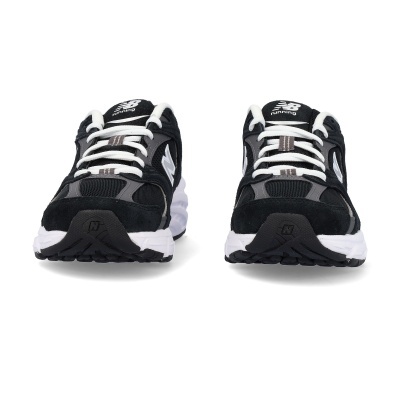 Par de sapatilhas New Balance em preto, cinzento e branco