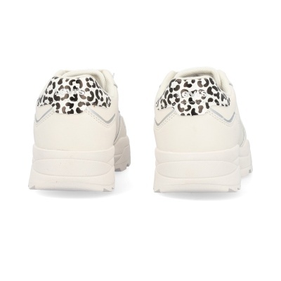 Ténis brancos com padrão animal print na parte traseira