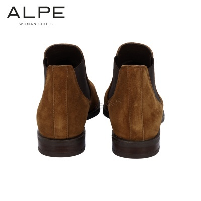 Sapatos de senhora ALPE em camurça castanha com detalhes pretos vistos por trás