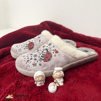 Chinelos cinzentos com padrão de joaninhas e decoração religiosa em tecido vermelho